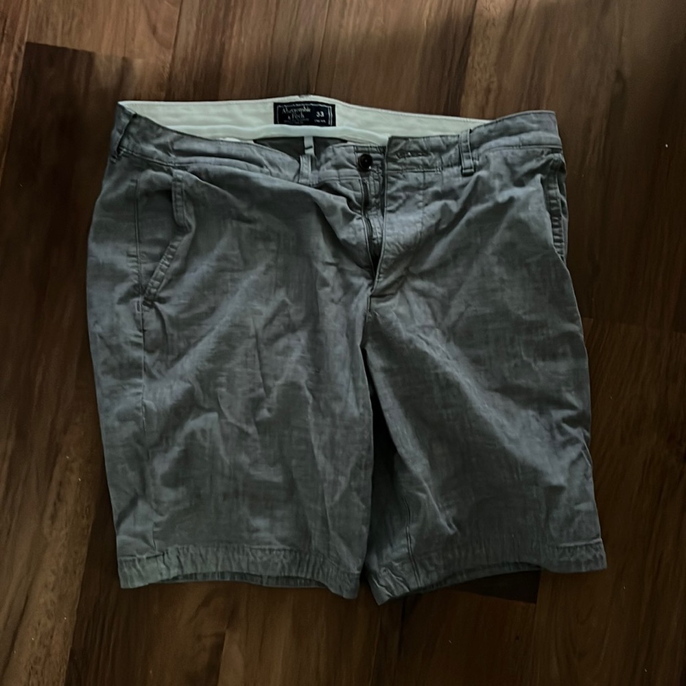 abercrombie and fitch shorts. hit just above the knee. 33w